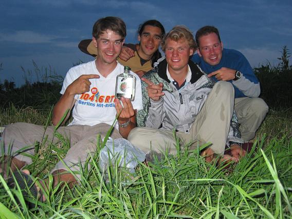 Steffen, Darius, Otto und Nicolas mit Zubrowka Vodka