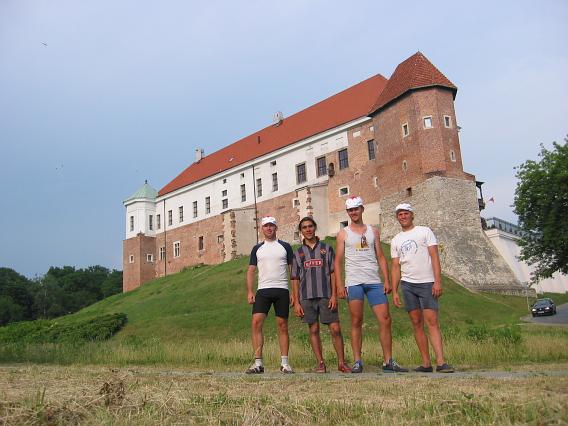 Nicolas, Darius, Steffen und Otto vor der Burg in Sanomierz