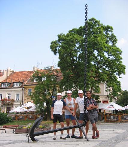 Nicolas, Steffen, Otto und Darius auf dem Marktplatz von Sandomierz
