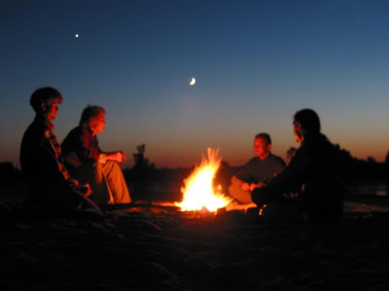 Venus und Mond über dem Lagerfeuer mit Steffen, Otto, Nicolas und Darius
